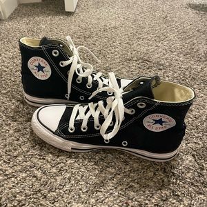 Black high top converse!! 👟